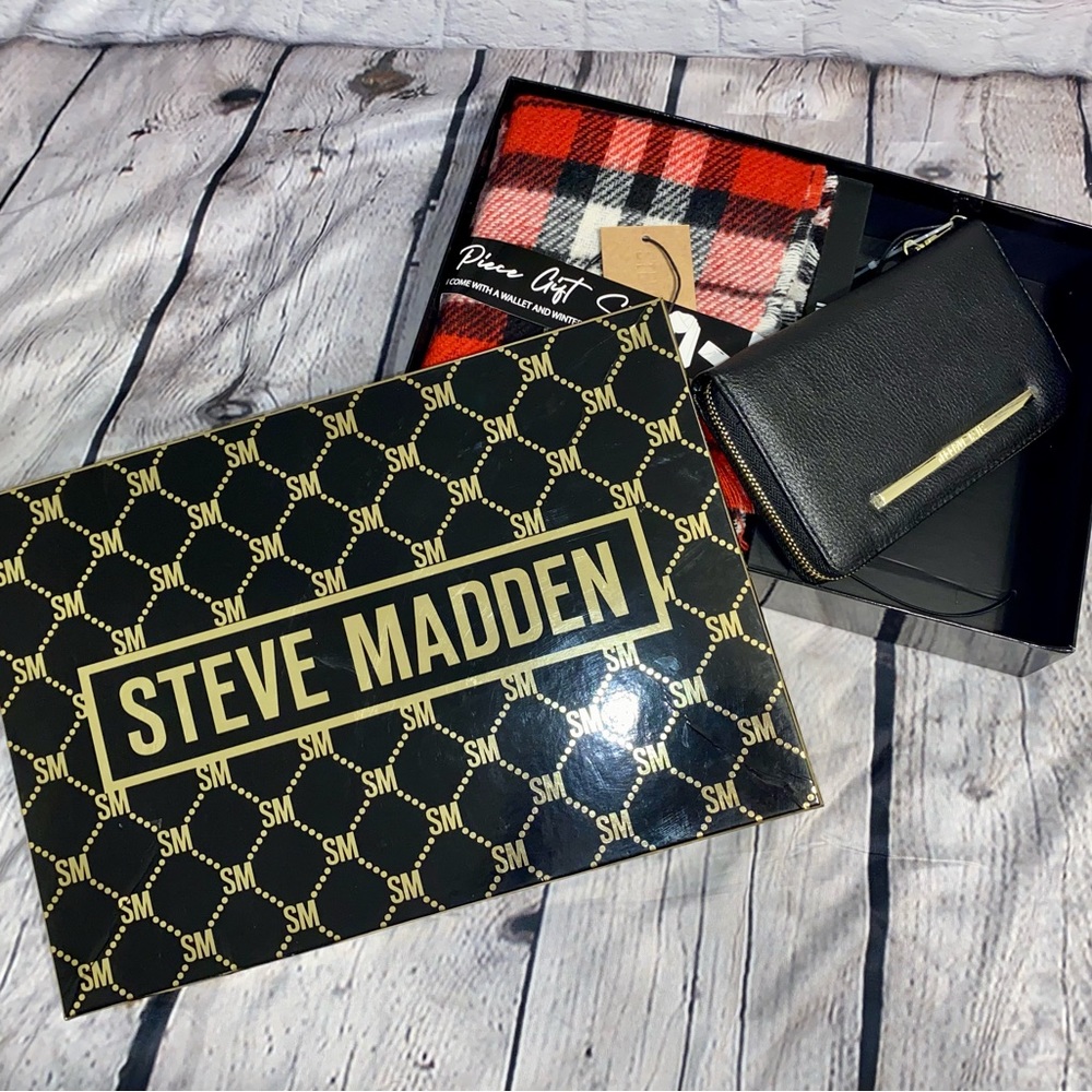 MK set scarf and medium wristlet wallet NWT